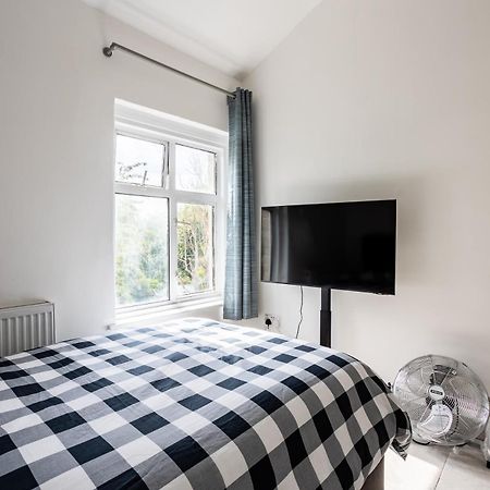 4 Bedroom House With Garden, Parking & 3 Mins Walking Distance From Train Station 伦敦 外观 照片