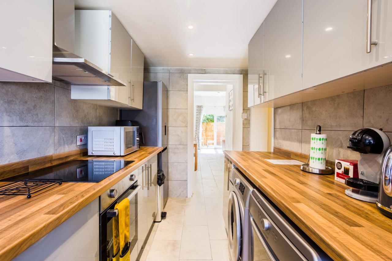 4 Bedroom House With Garden, Parking & 3 Mins Walking Distance From Train Station 伦敦 外观 照片