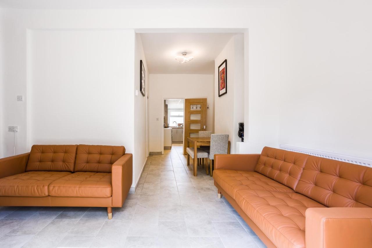 4 Bedroom House With Garden, Parking & 3 Mins Walking Distance From Train Station 伦敦 外观 照片
