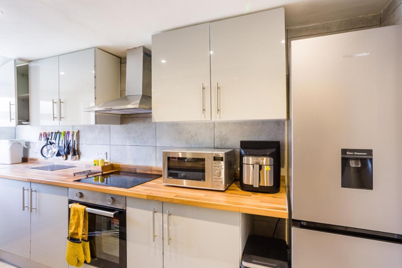 4 Bedroom House With Garden, Parking & 3 Mins Walking Distance From Train Station 伦敦 外观 照片