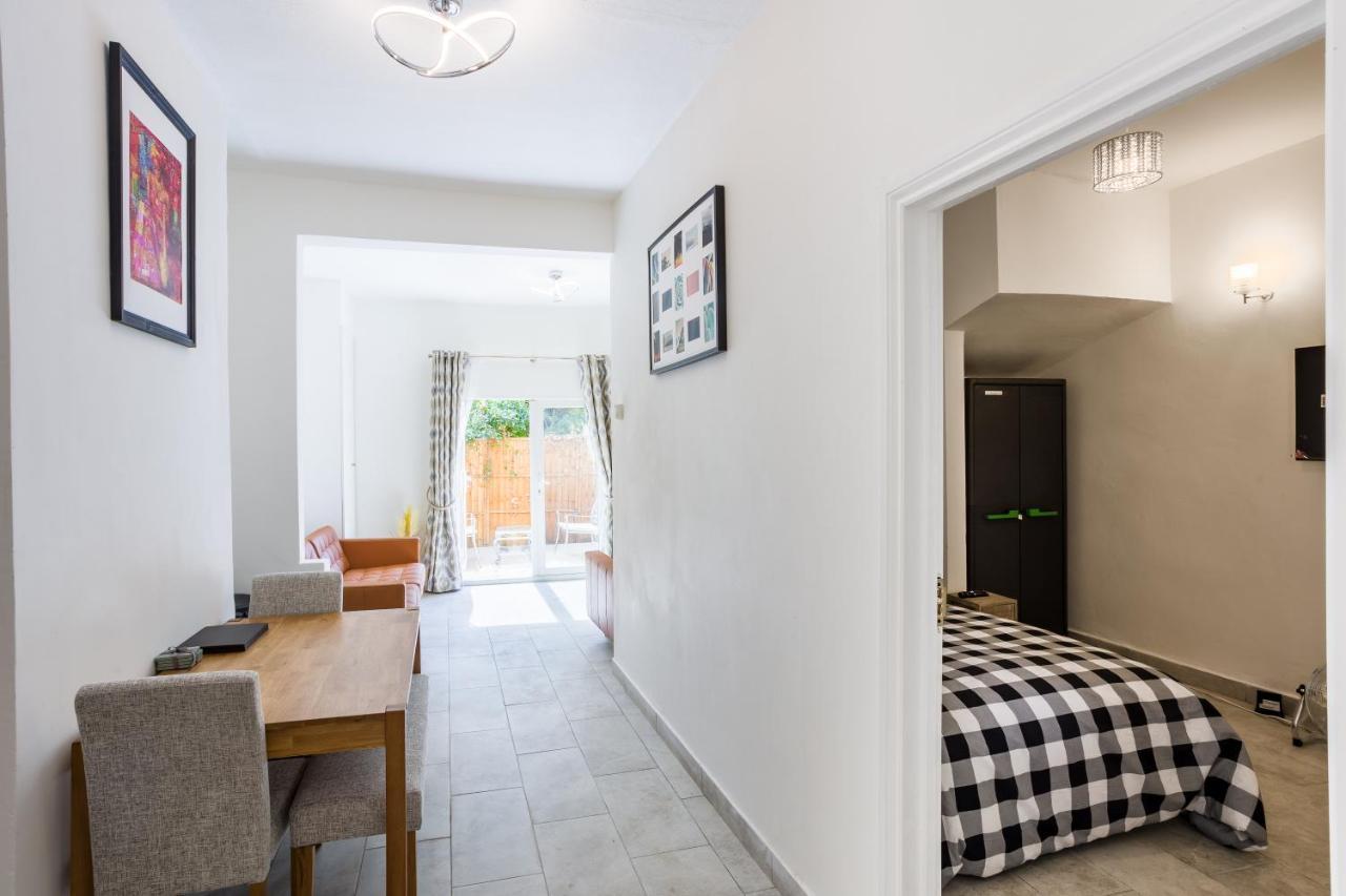 4 Bedroom House With Garden, Parking & 3 Mins Walking Distance From Train Station 伦敦 外观 照片