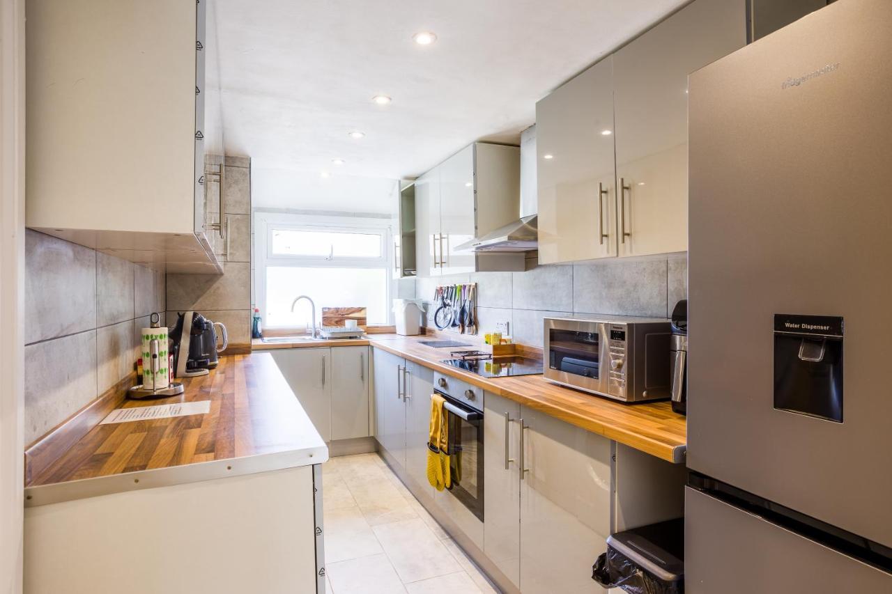 4 Bedroom House With Garden, Parking & 3 Mins Walking Distance From Train Station 伦敦 外观 照片
