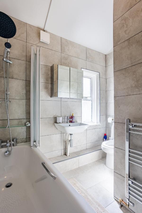 4 Bedroom House With Garden, Parking & 3 Mins Walking Distance From Train Station 伦敦 外观 照片