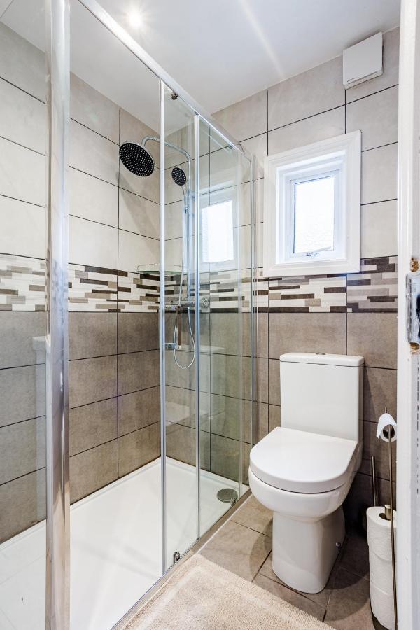 4 Bedroom House With Garden, Parking & 3 Mins Walking Distance From Train Station 伦敦 外观 照片