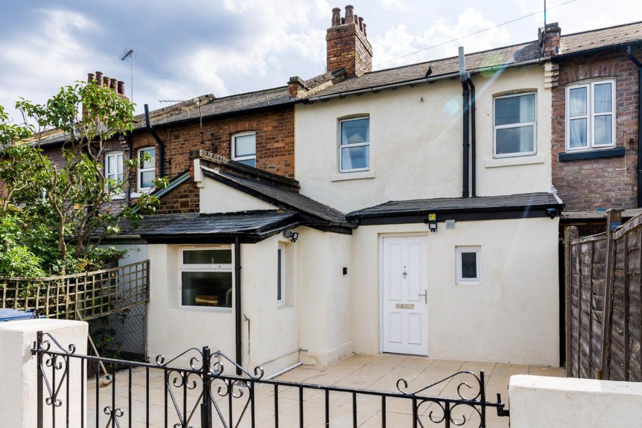4 Bedroom House With Garden, Parking & 3 Mins Walking Distance From Train Station 伦敦 外观 照片