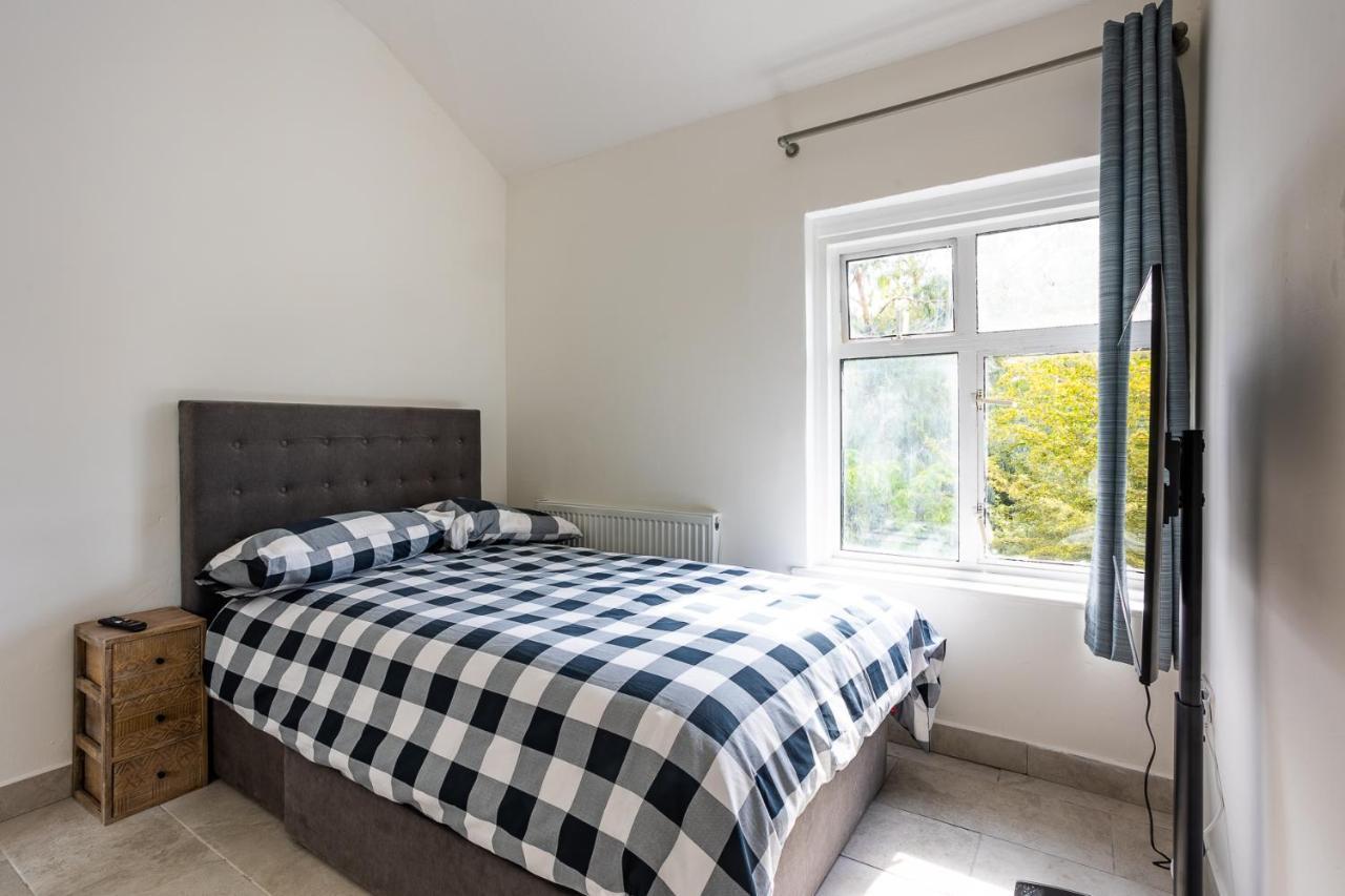 4 Bedroom House With Garden, Parking & 3 Mins Walking Distance From Train Station 伦敦 外观 照片