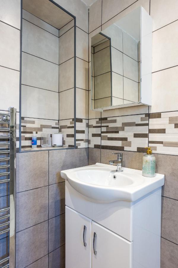 4 Bedroom House With Garden, Parking & 3 Mins Walking Distance From Train Station 伦敦 外观 照片