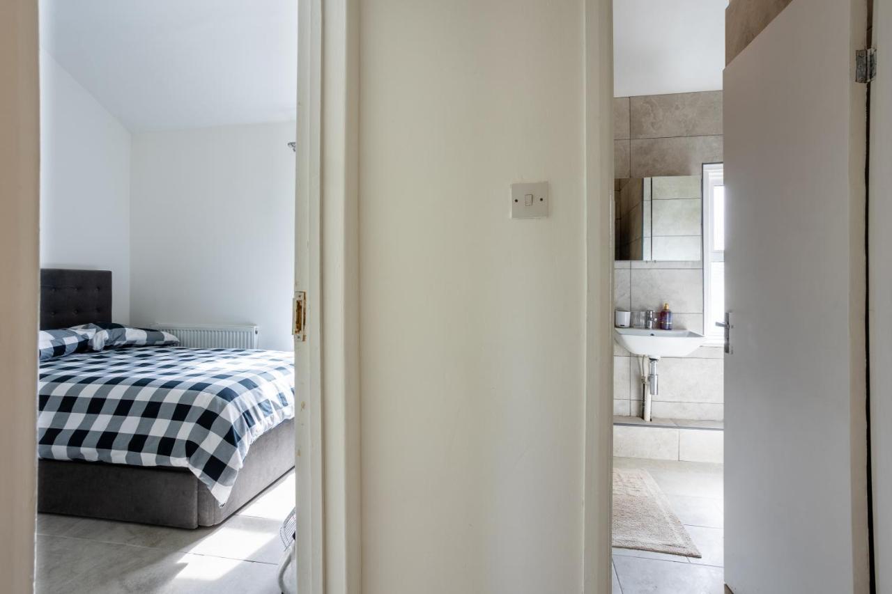 4 Bedroom House With Garden, Parking & 3 Mins Walking Distance From Train Station 伦敦 外观 照片