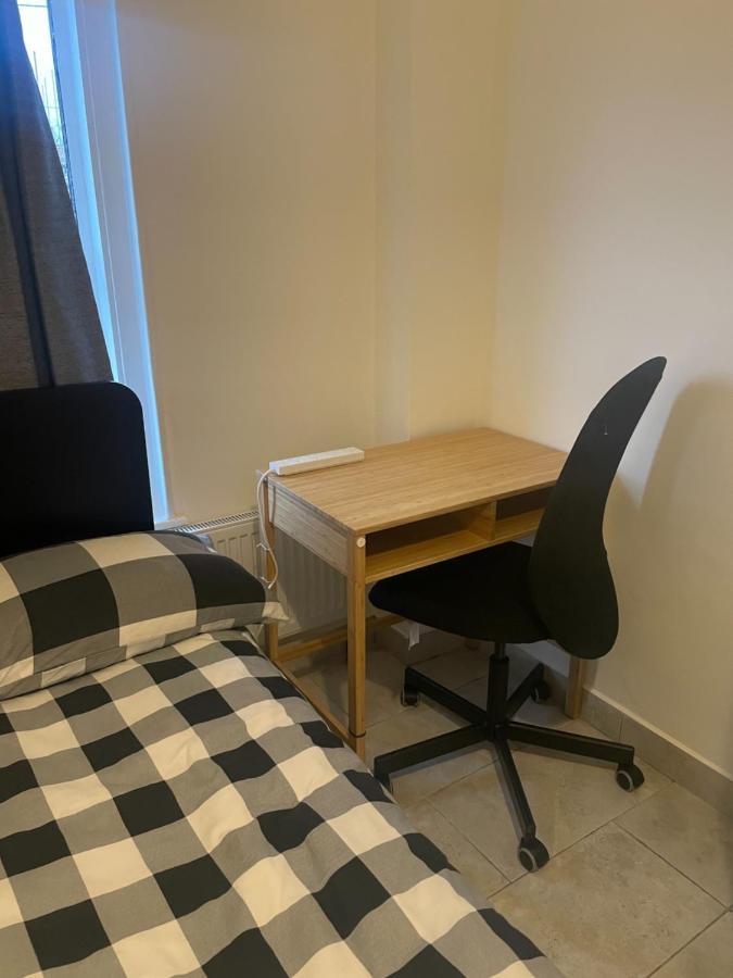 4 Bedroom House With Garden, Parking & 3 Mins Walking Distance From Train Station 伦敦 外观 照片
