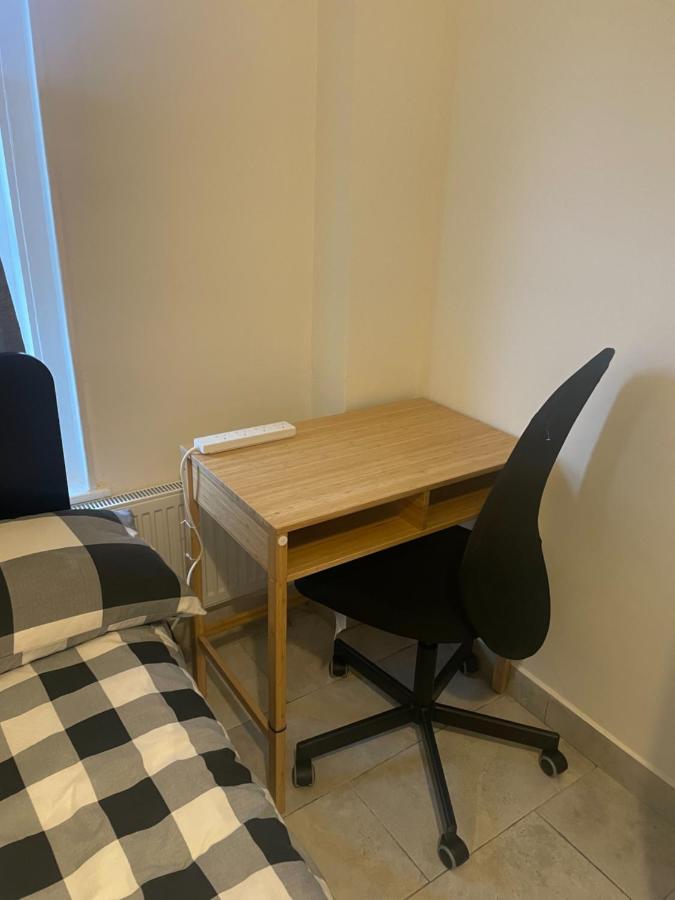 4 Bedroom House With Garden, Parking & 3 Mins Walking Distance From Train Station 伦敦 外观 照片
