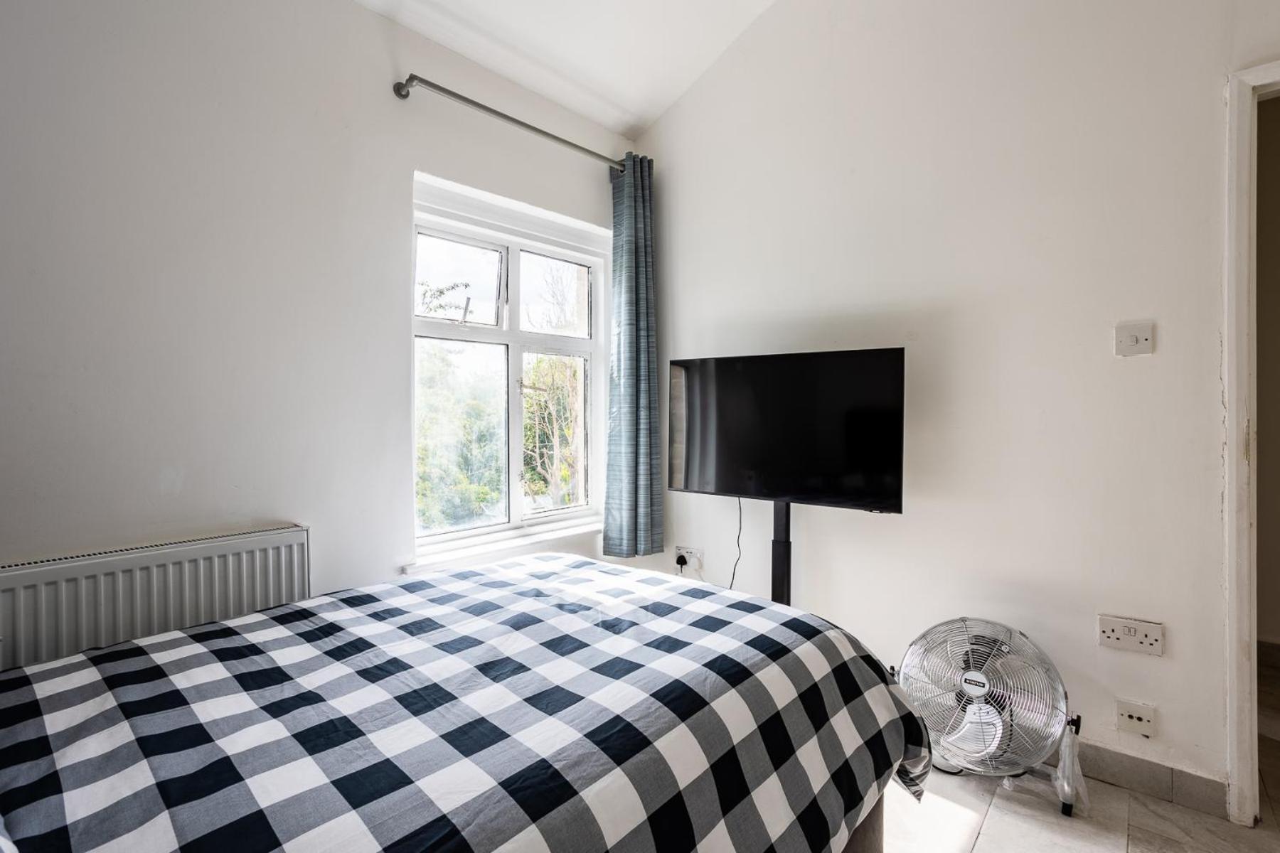 4 Bedroom House With Garden, Parking & 3 Mins Walking Distance From Train Station 伦敦 外观 照片